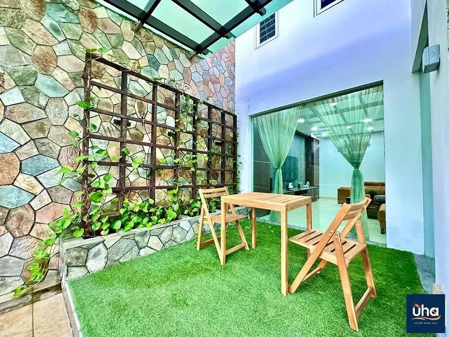 Crystal Glass House . Tmn Pelangi @ Near Ciq Βίλα Τζόχορ Μπάχρου